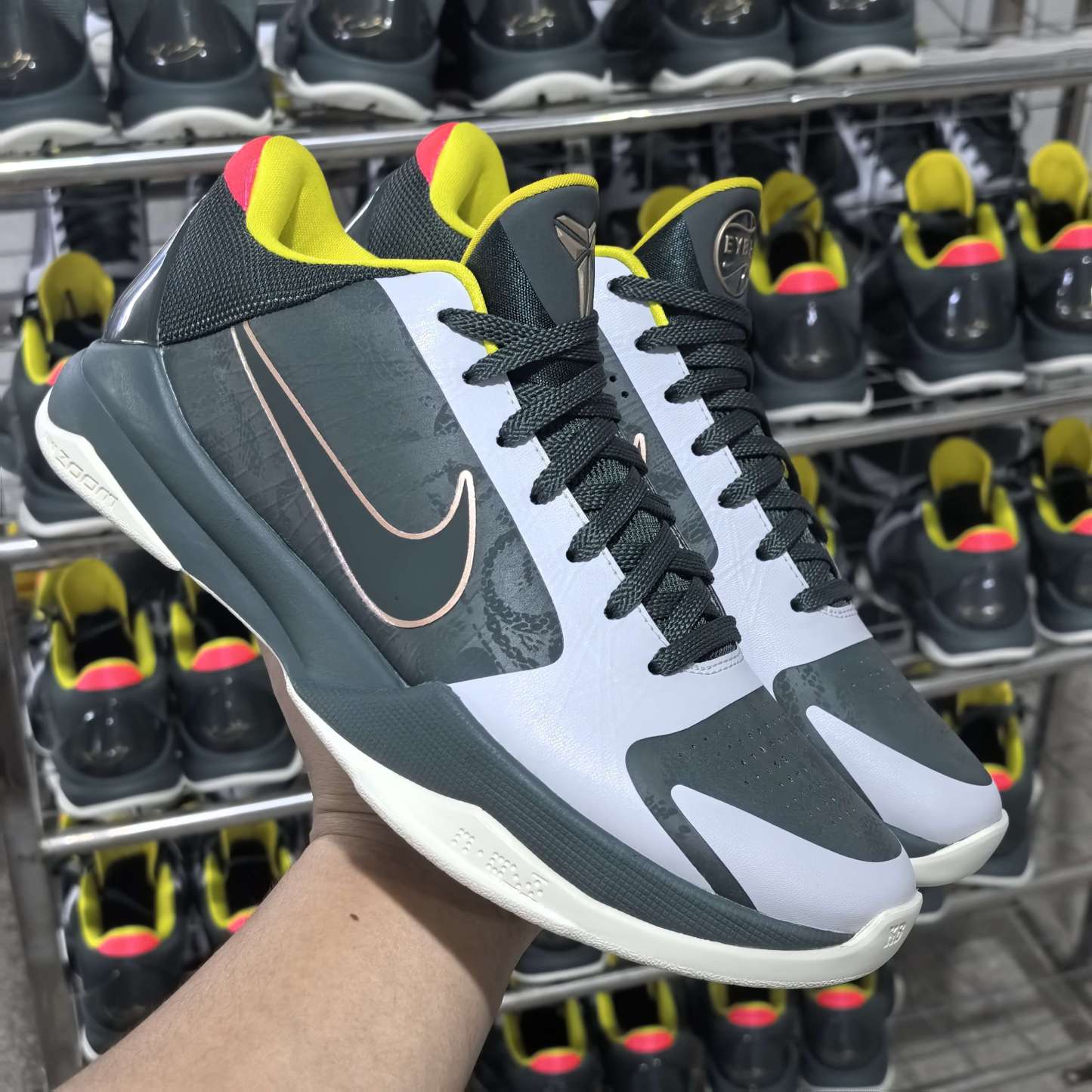 kobe 5 系列（尺寸建議偏大0.5號拿）